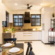 a kitchen with a table and chairs at Ivy Dreamland